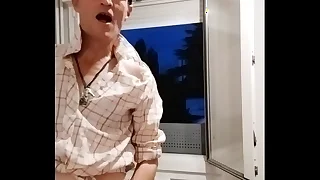 Streaptease collant batifole à la fénetre