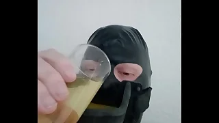 Fruity slaaf drinkt pis uit urinaal gag